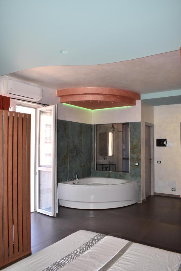 Garda Fantasy Apartment - Jacuzzi Desenzano del Garda Zewnętrze zdjęcie