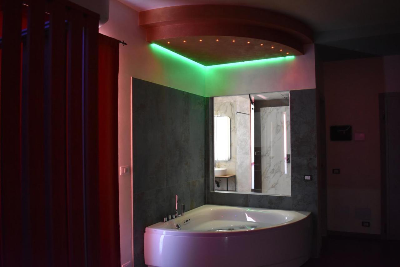 Garda Fantasy Apartment - Jacuzzi Desenzano del Garda Zewnętrze zdjęcie