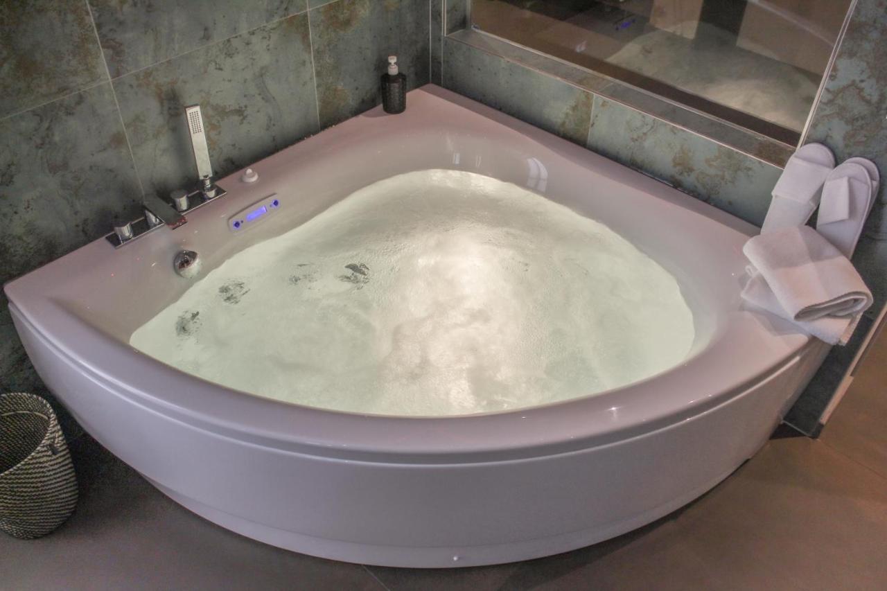 Garda Fantasy Apartment - Jacuzzi Desenzano del Garda Zewnętrze zdjęcie