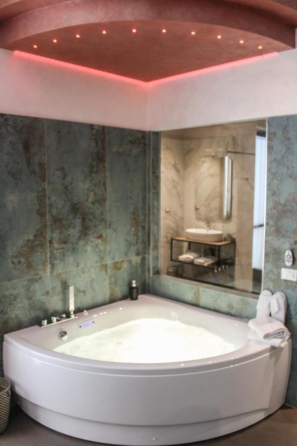 Garda Fantasy Apartment - Jacuzzi Desenzano del Garda Zewnętrze zdjęcie