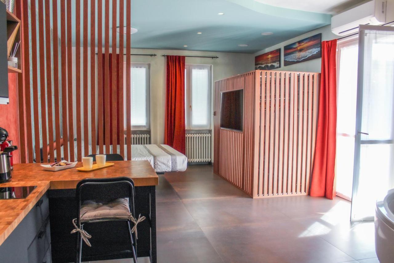 Garda Fantasy Apartment - Jacuzzi Desenzano del Garda Zewnętrze zdjęcie
