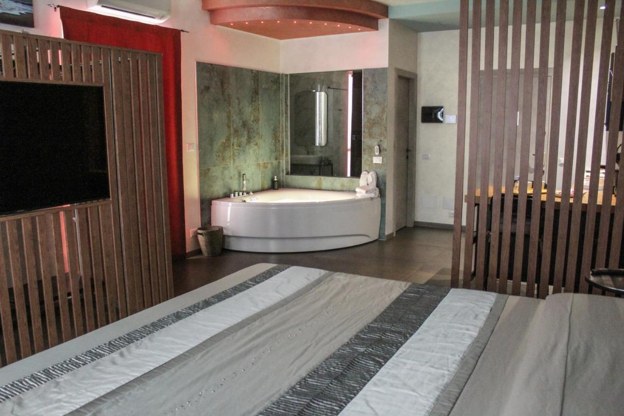 Garda Fantasy Apartment - Jacuzzi Desenzano del Garda Zewnętrze zdjęcie